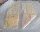 Foto del paso 4 de la receta: Triángulos de jamón y queso, salmón y salsa tártara, con masa filo
