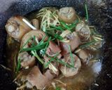 รูปขั้นตอนการทำที่ 5 ของ ผัดต้มส้มหางหมู