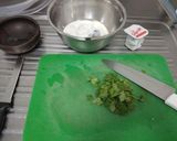 Foto del paso 1 de la receta: Salsa de yogurt con cilantro