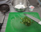 Foto del paso 1 de la receta: Salsa de yogurt con cilantro