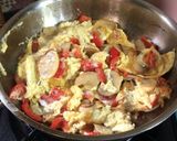 Gambar langkah 4 resipi Farmer Scramble Egg - Cendawan Butang & Capsicum Merah.