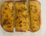 ચીઝી ગાર્લિક બ્રેડ (Cheesy Garlic Bread Recipe In Gujarati) રેસીપી સ્ટેપ3ફોટો