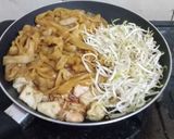Foto langkah ke 4 dari resep Pad Thai / mie goreng khas Thailand.