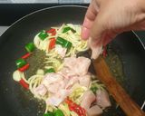 Foto langkah ke 3 dari resep Ifu Mie Cah Ayam Pedas.