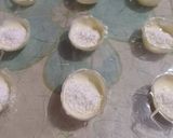 Foto del paso 2 de la receta: Bombones de chocolate negro y blanco rellenos de cookies y coco rallado receta casera