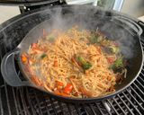 Une image de l'étape 5 de Nouilles de riz sautées aux légumes et tofu fumé.