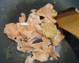 รูปขั้นตอนการทำที่ 1 ของ ข้าวผัดแซลมอนย่างเนยมิโซะ Miso-butter Salmon Fried Rice