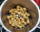 A picture of step 2 of Lahori Chikar Cholay.