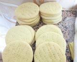 صورة لخطوة 4 من وصفة ميني 🍕 بيتزا بتونة والجبن
