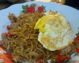 Foto langkah ke 3 dari resep Mie goreng s🥚elaria.