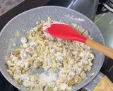Foto langkah ke 3 dari resep Creamy Saikoro Chowder.
