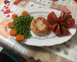 Foto del paso 2 de la receta Hamburguesa de pollo con flor de tomate, guisantes y zanahoria