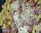 Foto del paso 3 de la receta: Patatas bravas con beicon salchichas con cuatro quesos