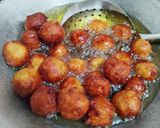 Gambar langkah 3 resipi Cekodok Pisang Bulat.