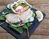 Foto del paso 8 de la receta: Pita sándwich de hummus y pepino🥙🥙