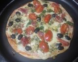 Foto del paso 3 de la receta: Pizza de rúcula, jamón serrano, aceitunas negras y tomates cherry macerados