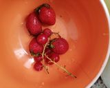 Une image de l'étape 2 de Milkshake groseilles fraises orange.