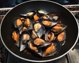 Foto del paso 3 de la receta: Mejillones en salsa
