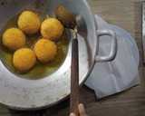 Foto langkah ke 9 dari resep Burger Mini.