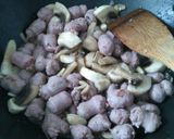 Foto del paso 2 de la receta: Macarrones con champiñones y salchicha