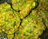 पालक चने के पकौड़े (Palak chane ke pakode recipe in Hindi) रेसिपी चरण 5 फोटो