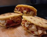 Foto del paso 4 de la receta: Arepas rellenas de pollo, tomate y queso