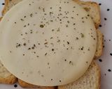 Foto del paso 2 de la receta: Tosta de minitostas con queso, jamón y aguacate