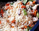 Une image de l'étape 4 de Nouilles chinoises sautées aux légumes et poulet en cocotte😋.