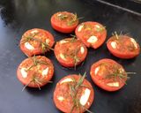 Une image de l'étape 7 de Tomates à l'ail mariné,romarin et épices.