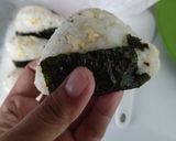 Foto langkah ke 5 dari resep Onigiri telur praktis (bekal sekolah anak).
