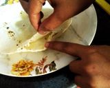 A picture of step 3 of Egg paratha.
