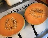Une image de l'étape 2 de Brochettes de melon aux crevettes épicées et olives vertes.