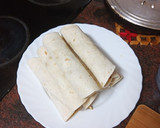 Foto del paso 4 de la receta: Burritos de entrecot, verdura y tortilla francesa con ensalada