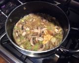 A picture of step 2 of Creamy spinach and mushroom fettuccine.