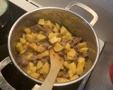 A picture of step 4 of Rice mixed with beef and peas.