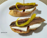 Foto del paso 4 de la receta: Montadito de sardina ahumada con queso fresco y piparra