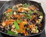 A picture of step 1 of Stir- Fry Vermicelli With 8 Things.