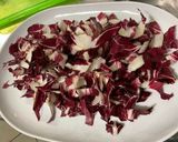 Une image de l'étape 5 de Salade de chicorée sauvage aux tomates et feta sauce balsamique.