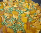 Foto del paso 6 de la receta: Pollo en amarillo con almendras y guisantes