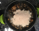 Foto del paso 11 de la receta: Arròs negre amb sèpia, conill i escarxofes
