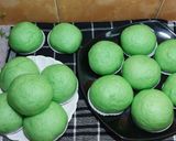 Foto langkah ke 9 dari resep Bakpao pandan ekonomis isi coklat meskipun sudah dingin tetap lembut.