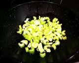 Foto del paso 1 de la receta: Mini sepias con pencas de apio a la cerveza