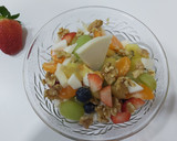 Foto del paso 1 de la receta: Cocktail de frutas con queso y nueces🍓🍓🧀