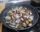 Foto del paso 2 de la receta: Almejas a la marinera