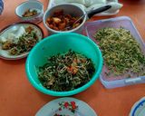 Foto langkah ke 8 dari resep Pelecing Kangkung (makanan khas Pulau Lombok).