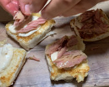 Foto del paso 4 de la receta: Brioche tostado, mayonesa de albahaca, tronco de atún, pimiento asado y huevo