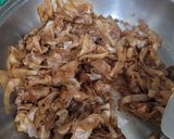 A picture of step 4 of Stir-Fried Noodles with Marinated Pork.