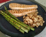 Foto del paso 2 de la receta: Salmón a la plancha con trigueros y guarnición de alubia blanca