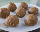 A picture of step 7 of Khoya Til Ladoo.