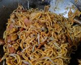 Foto langkah ke 3 dari resep Mie goreng sosis.
